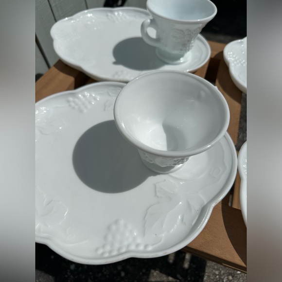 Milk Glass White Harvest Grape Snack Luncheon Cup & Plate Sets-8 Pieces-Vintage - Picture 5 of 6